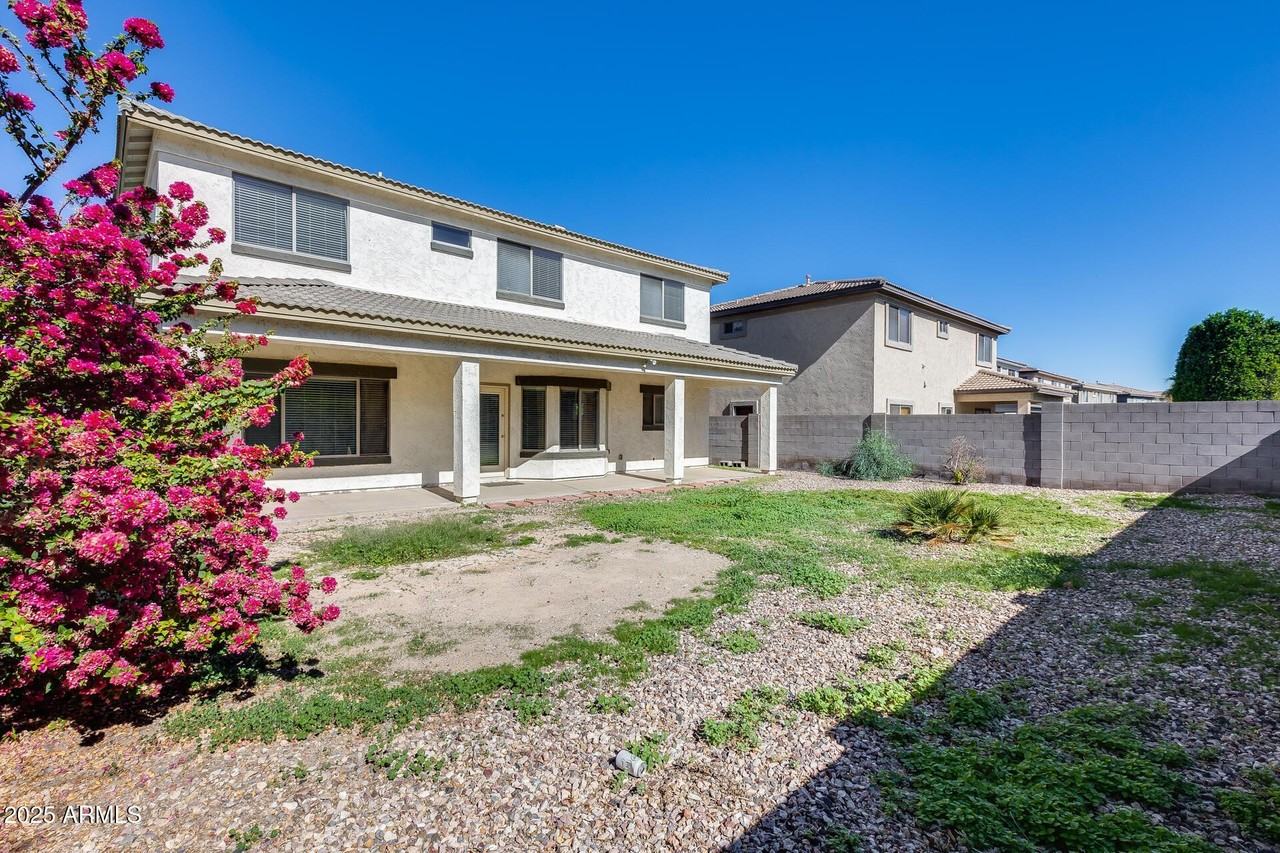 17435 W Saguaro Ln - Photo 5 of 42