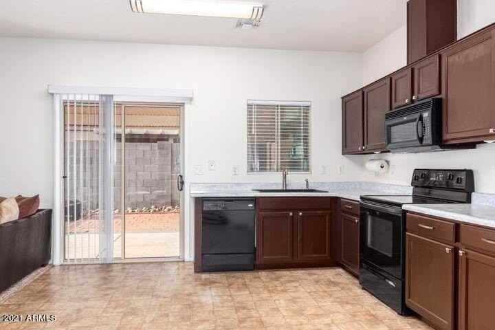 7022 W Mercer Ln - Photo 7 of 13