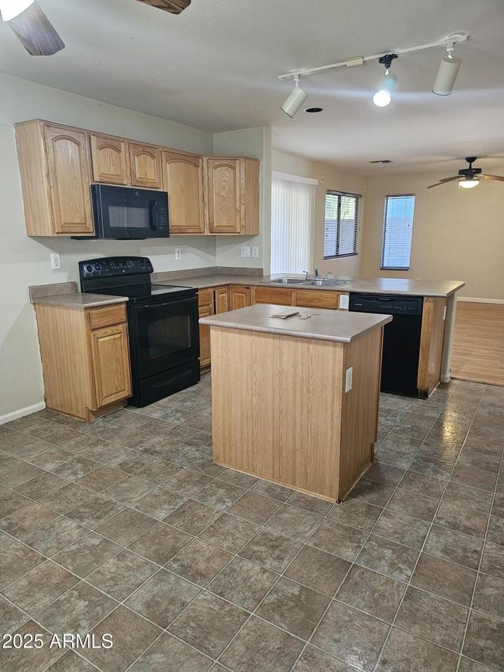 16564 W Melvin St - Photo 5 of 27