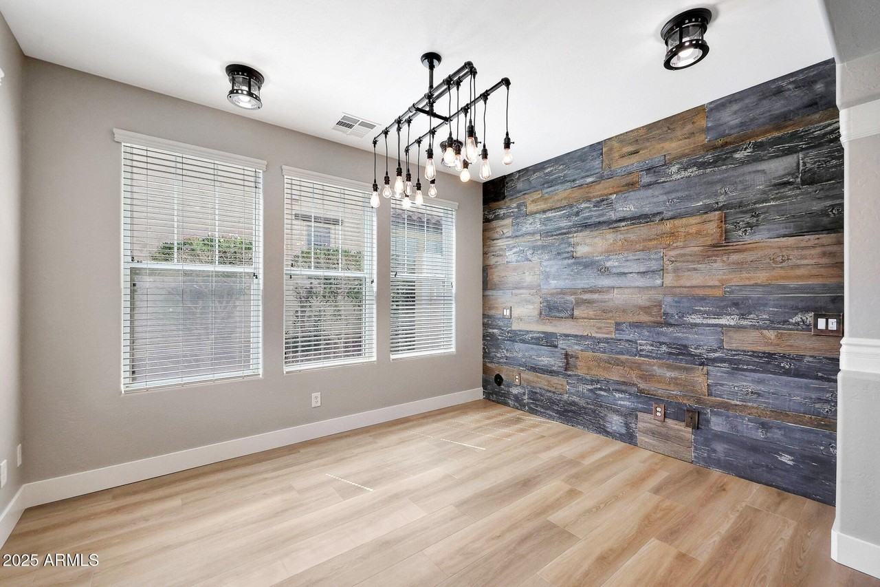 21134 W Green St - Photo 2 of 27