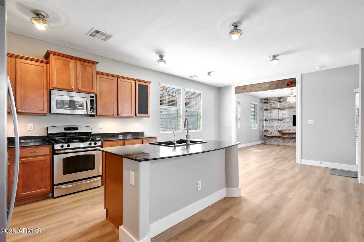 21134 W Green St - Photo 4 of 27