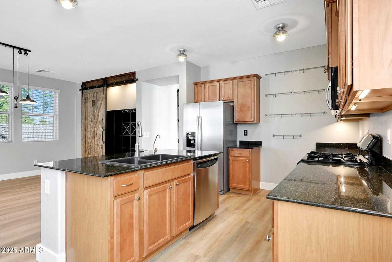 21134 W Green St - Photo 5 of 27