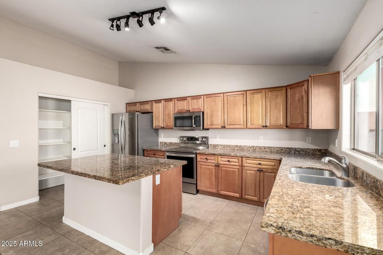 22982 W Pima St - Photo 6 of 29