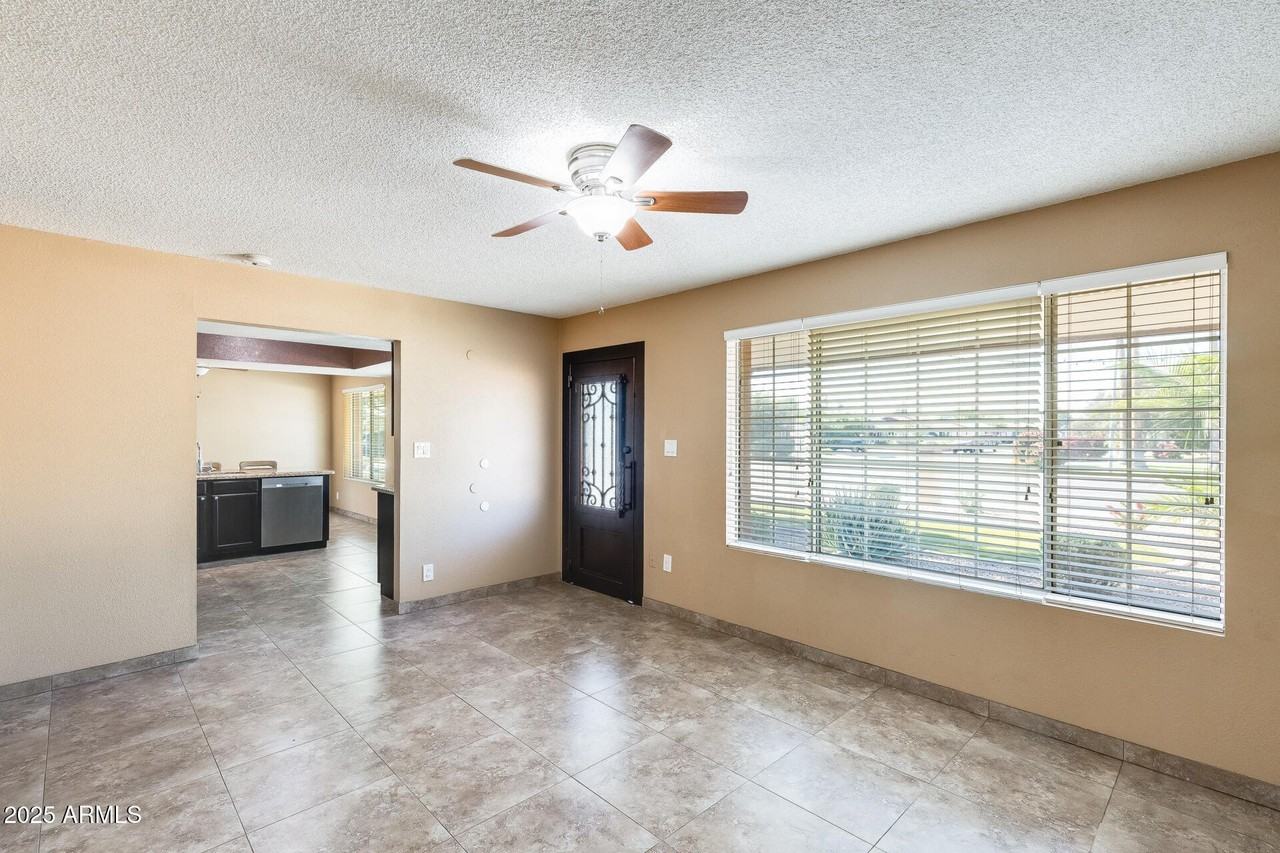 17633 N 15th Ave - Photo 4 of 31