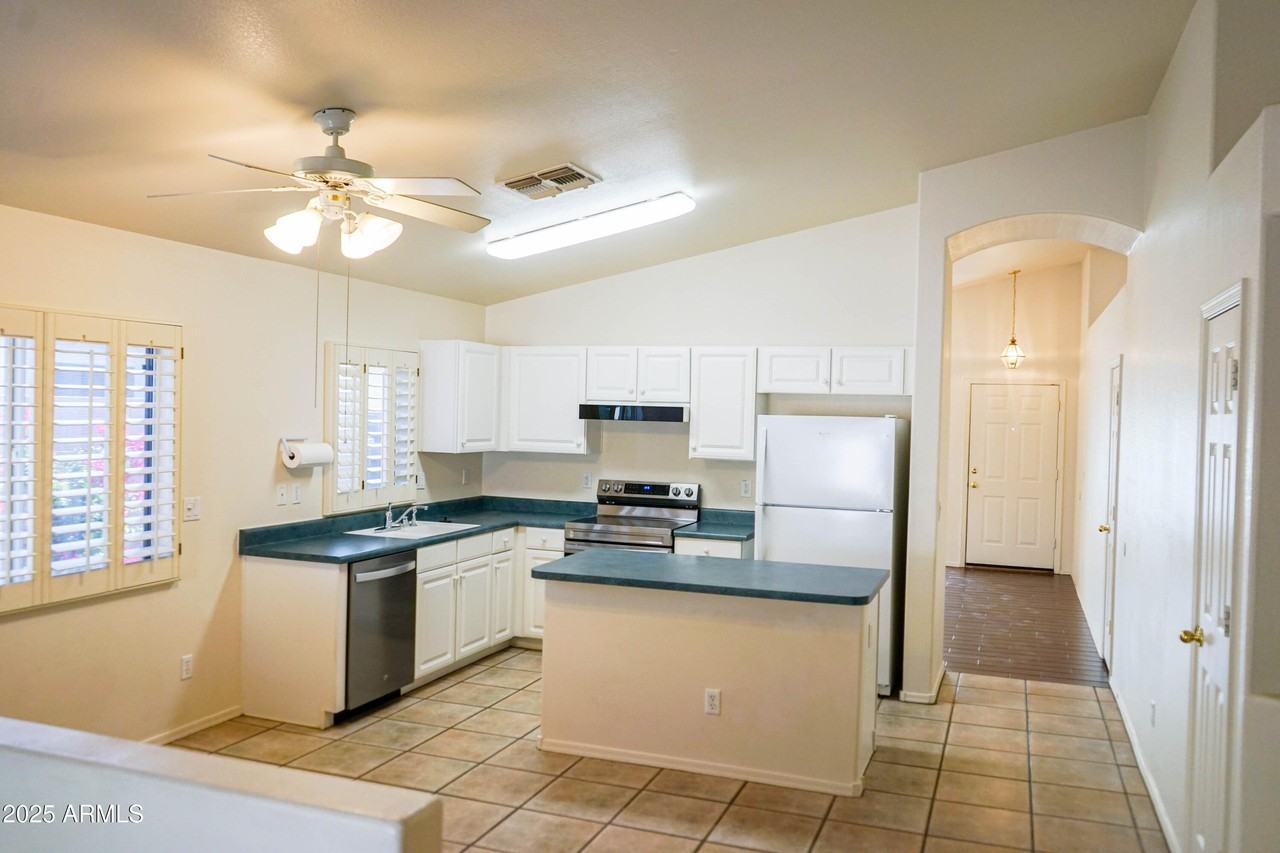 898 E Monterey St - Photo 7 of 50