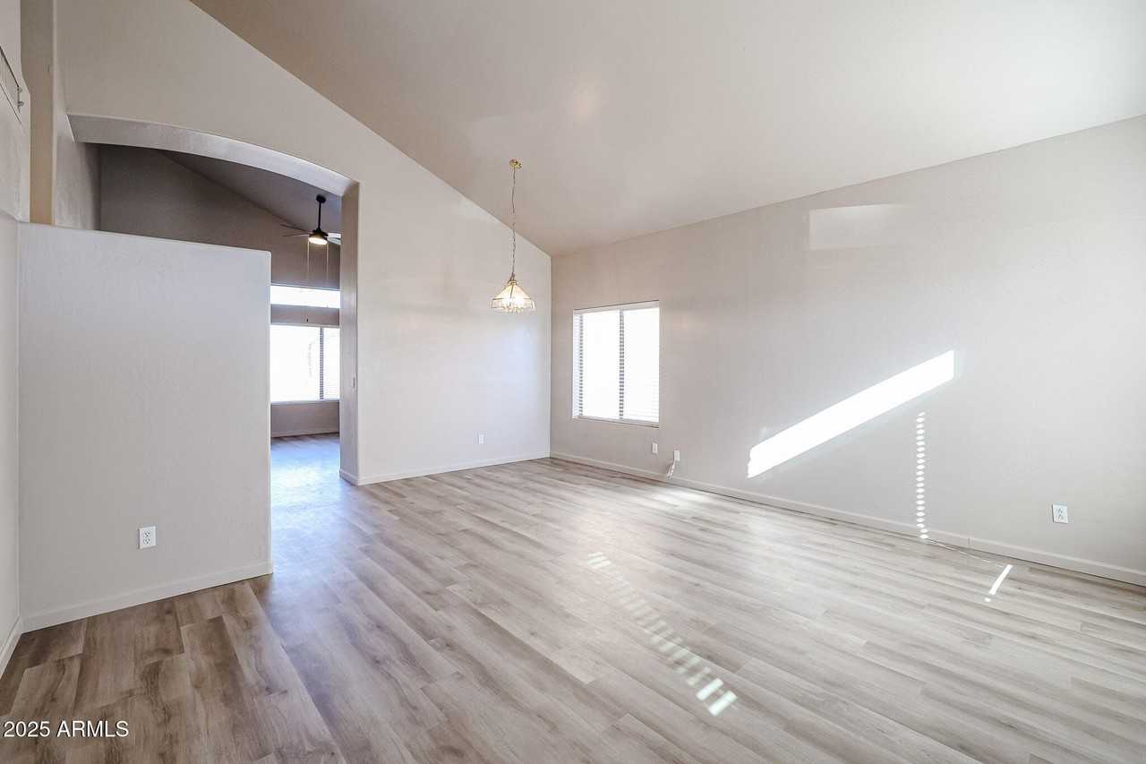 15994 West Jackson Street - Photo 7 of 29