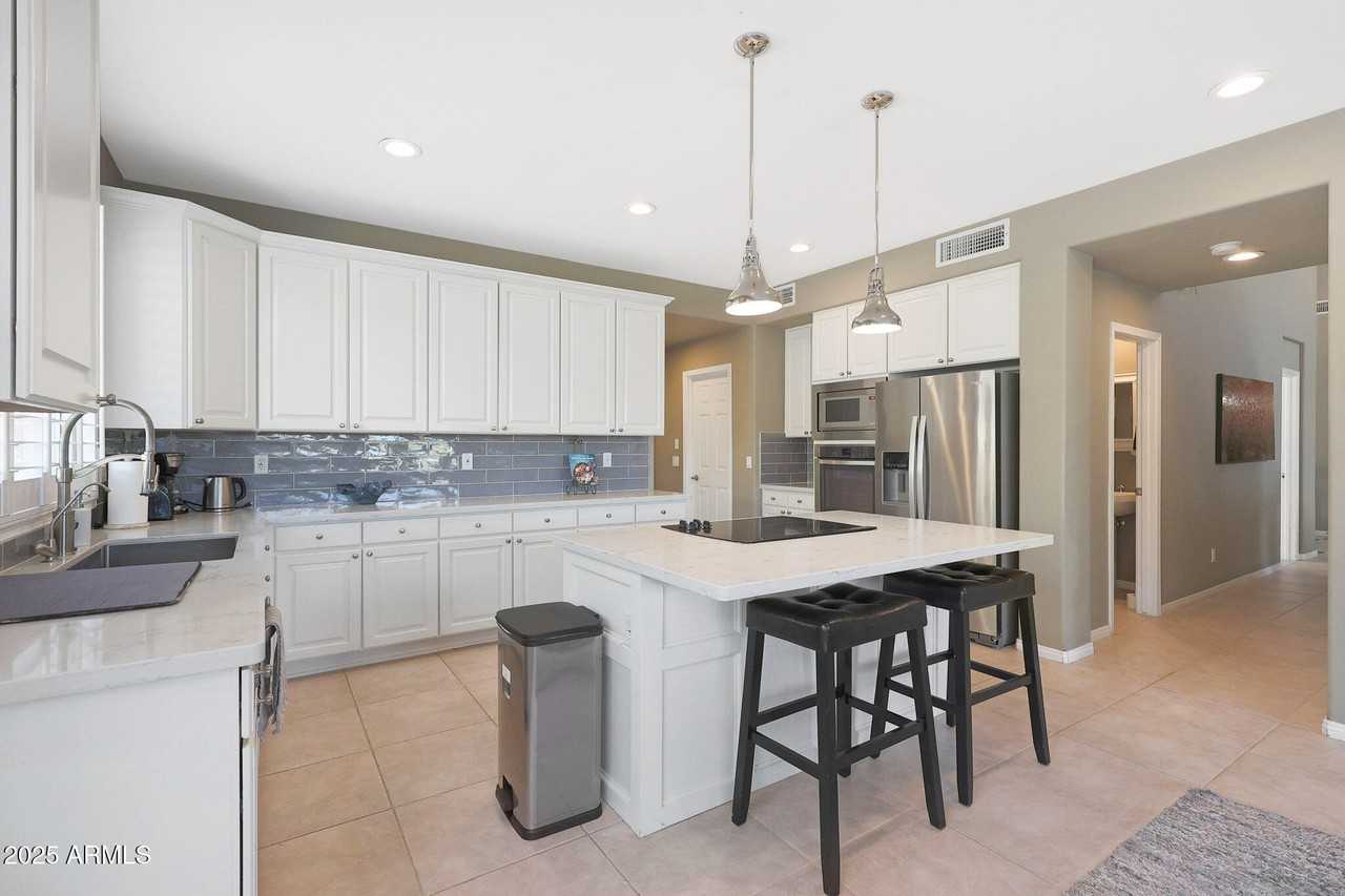 1740 W Bartlett Way - Photo 4 of 36