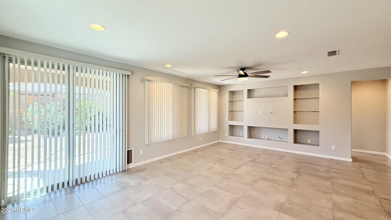 25945 W Horsham Dr - Photo 7 of 20