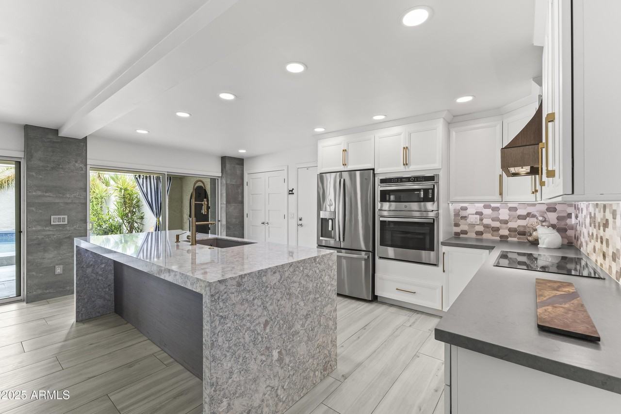 7258 E Loma Ln - Photo 3 of 43