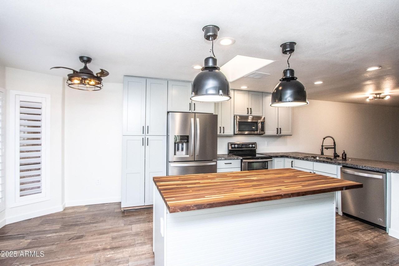 1318 E Cobb Dr - Photo 3 of 43