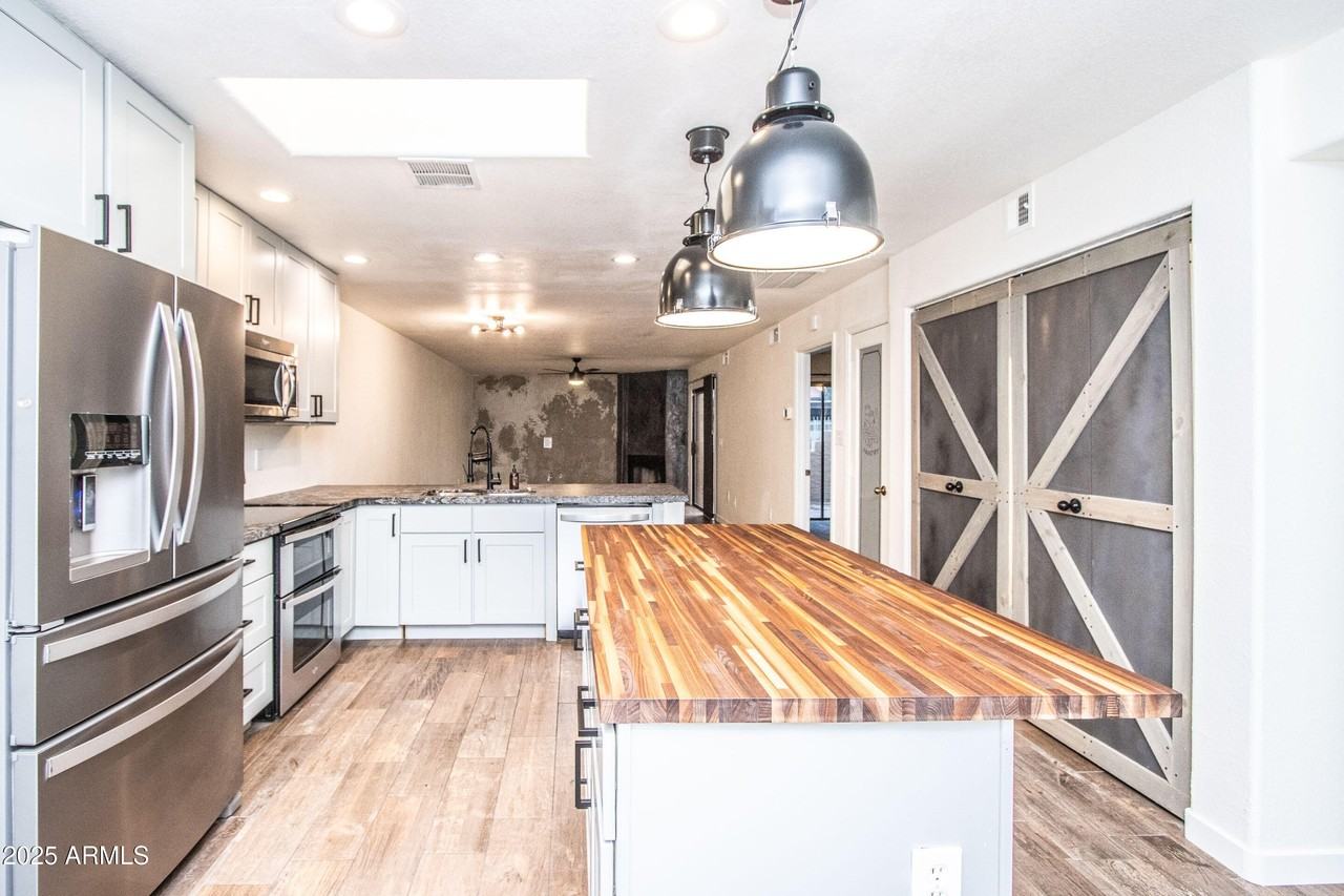 1318 E Cobb Dr - Photo 4 of 43