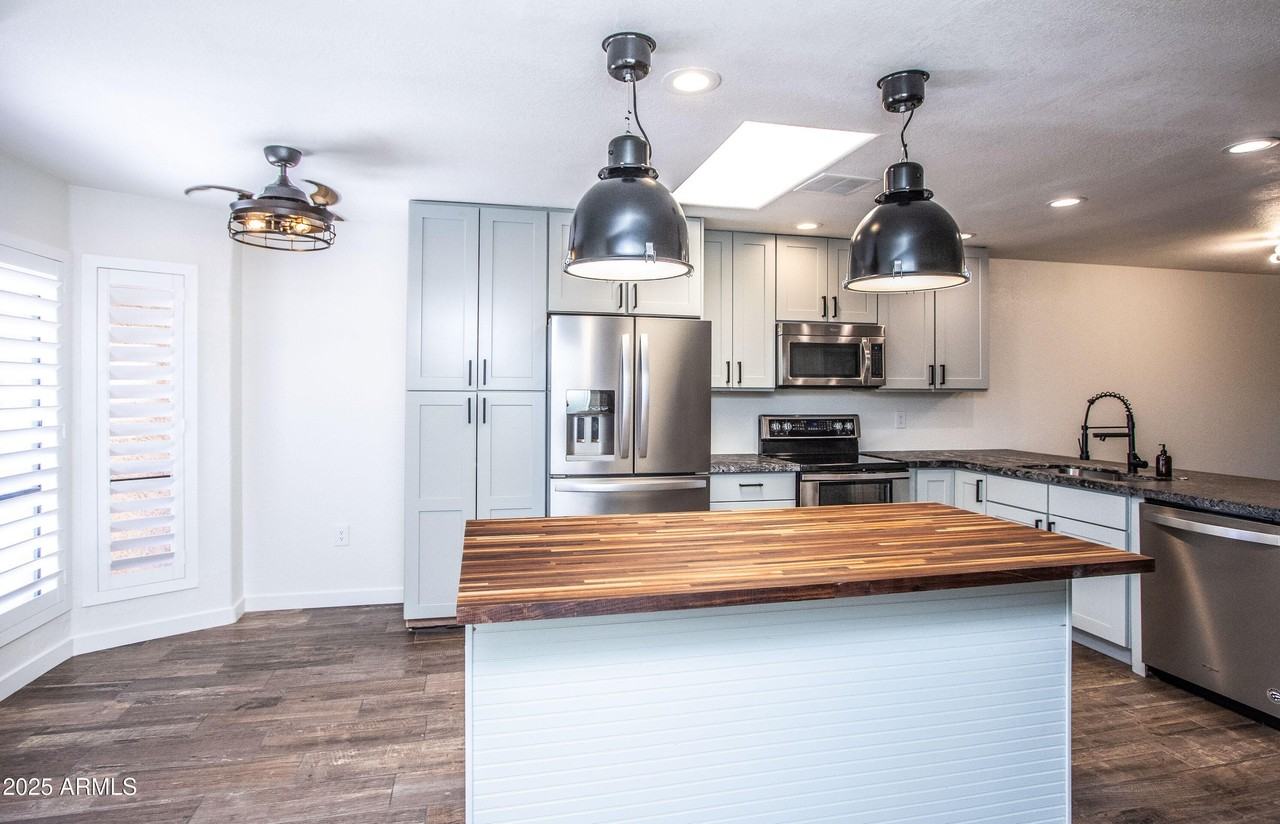 1318 E Cobb Dr - Photo 5 of 43