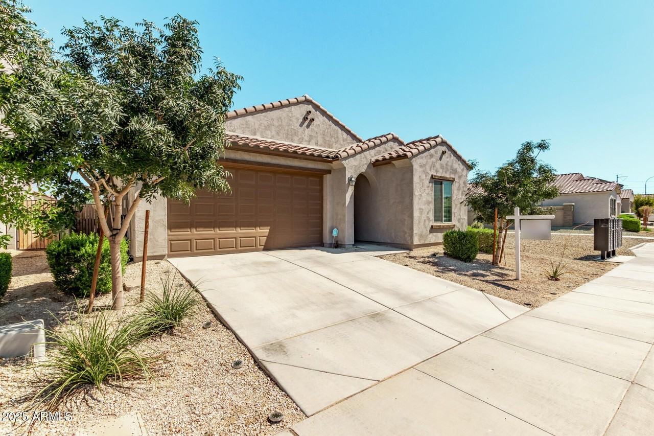 11204 W Mobile Ln - Photo 3 of 32