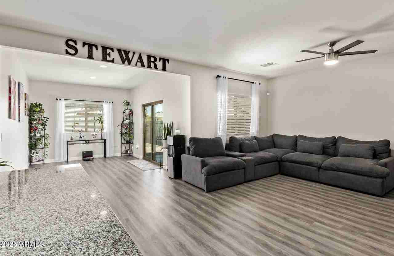 11204 W Mobile Ln - Photo 6 of 32