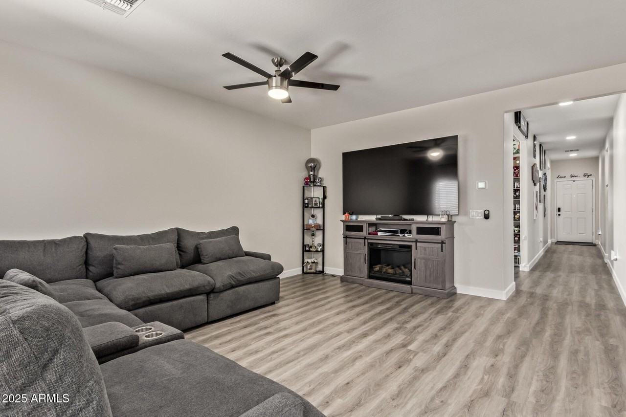 11204 W Mobile Ln - Photo 7 of 32