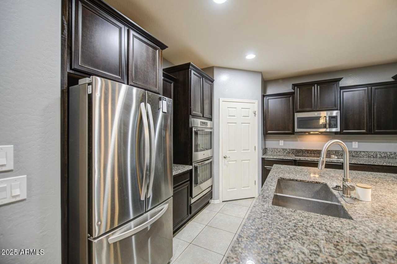 6815 South 19th Lane - Photo 4 of 40