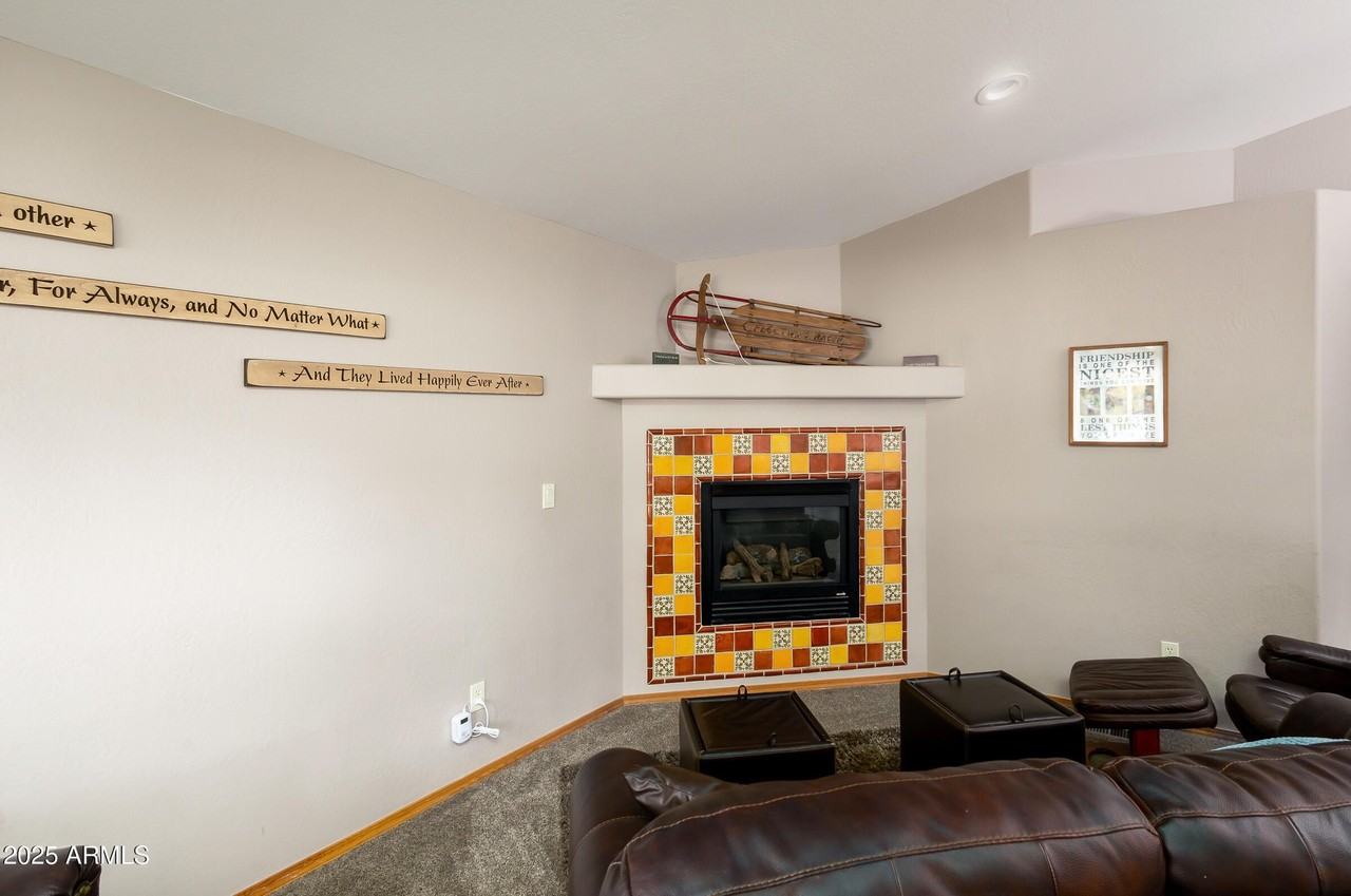 385 E Hillside Dr - Photo 3 of 33