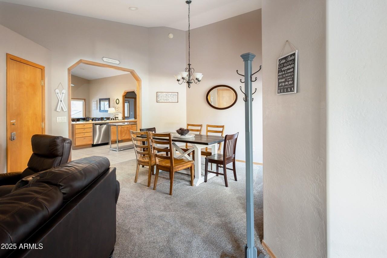 385 E Hillside Dr - Photo 4 of 33