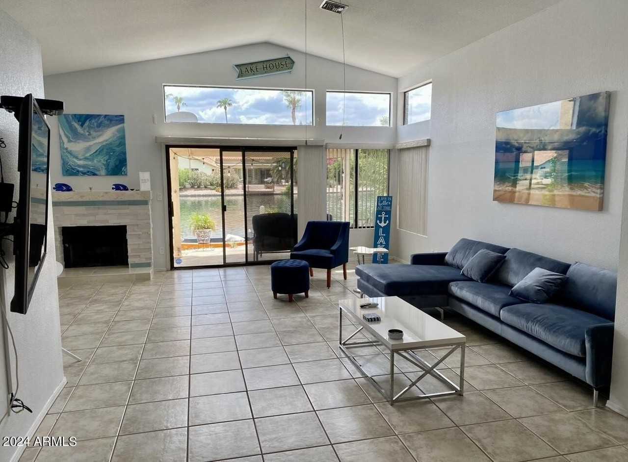 11025 West Poinsettia Drive - Photo 2 of 18