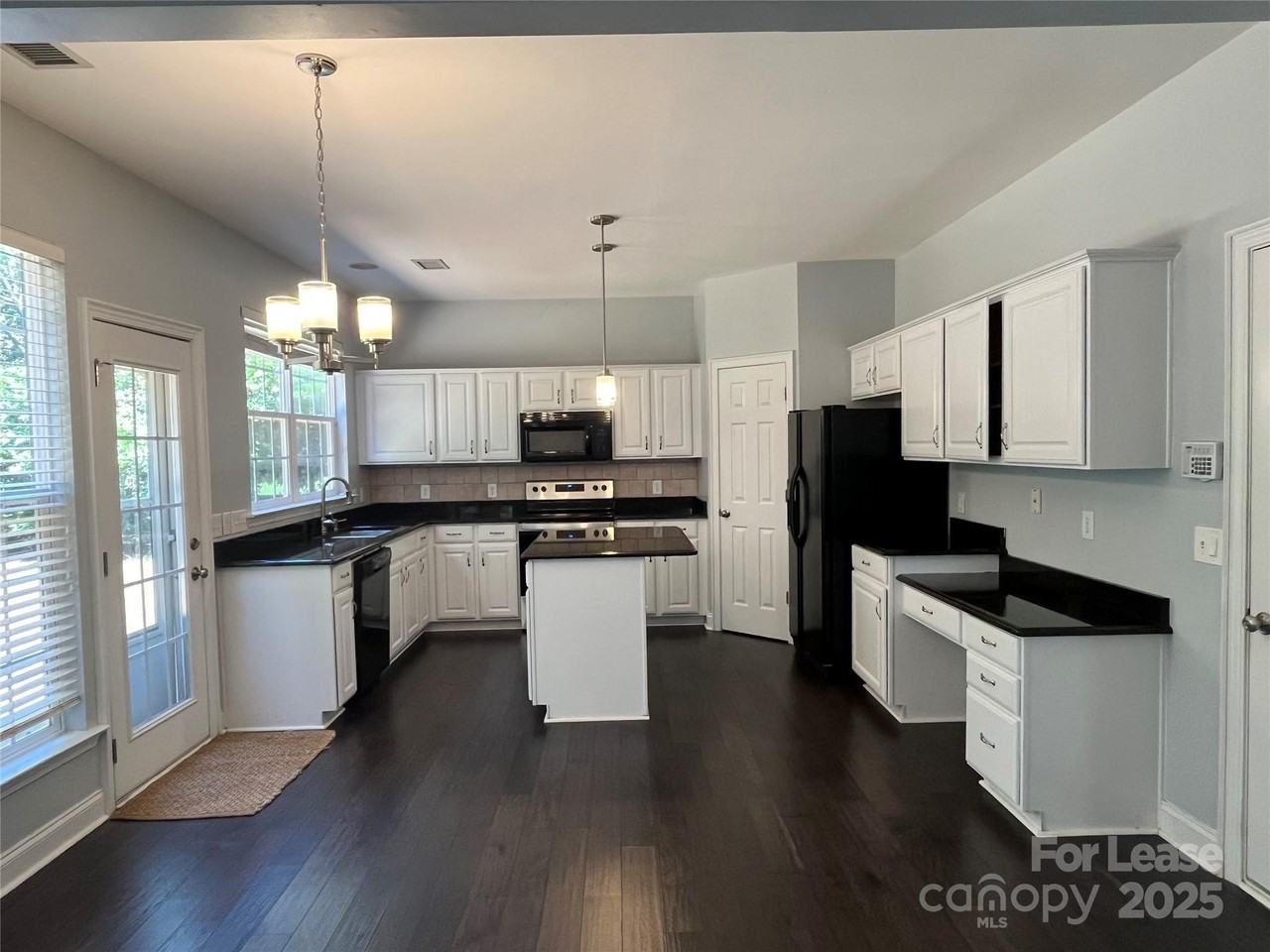 8601 Fieldcroft Dr - Photo 4 of 17