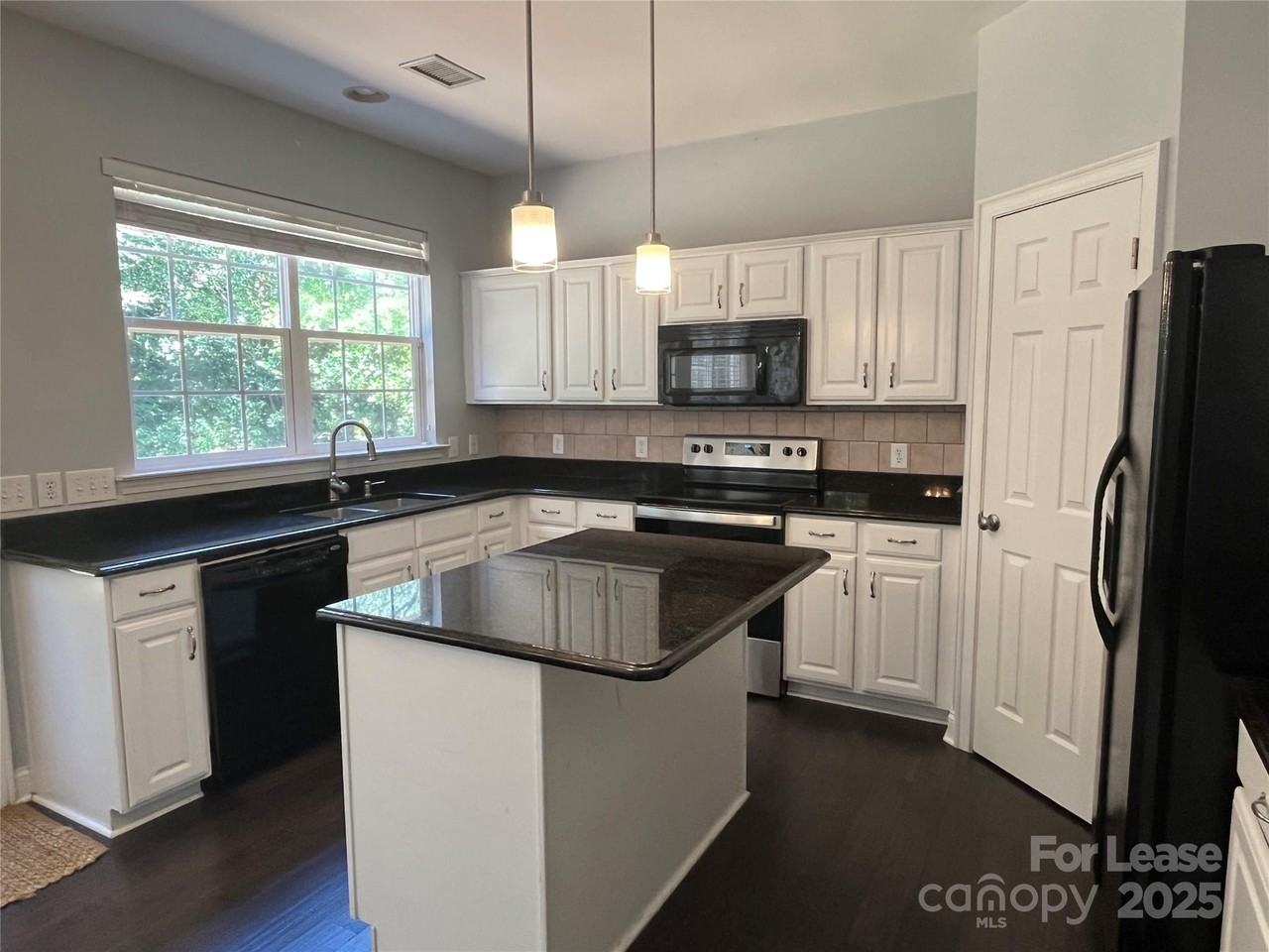 8601 Fieldcroft Dr - Photo 5 of 17