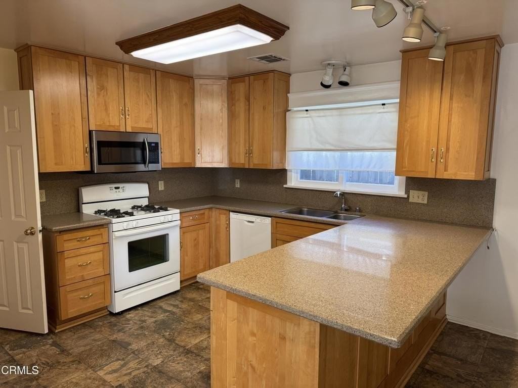 1026 Cawston Ave - Photo 6 of 29