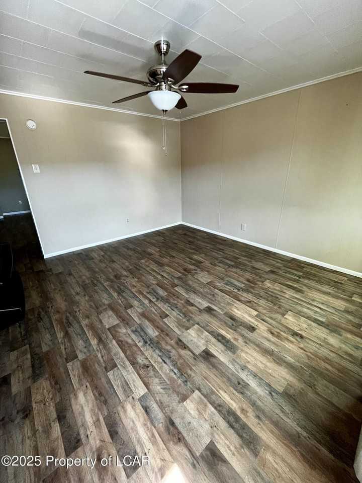 215 Noble Ln - Photo 3 of 9