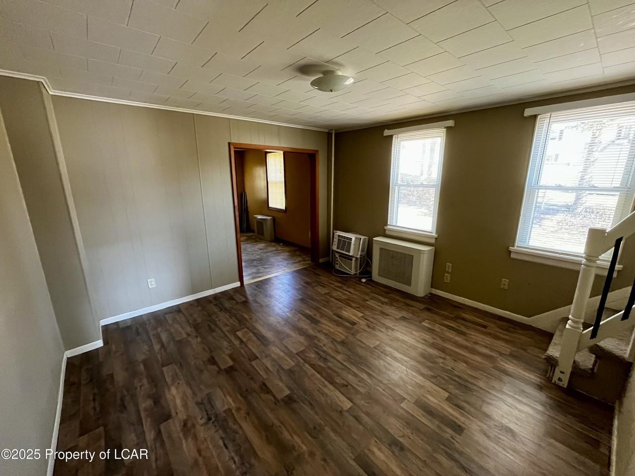 215 Noble Ln - Photo 4 of 9