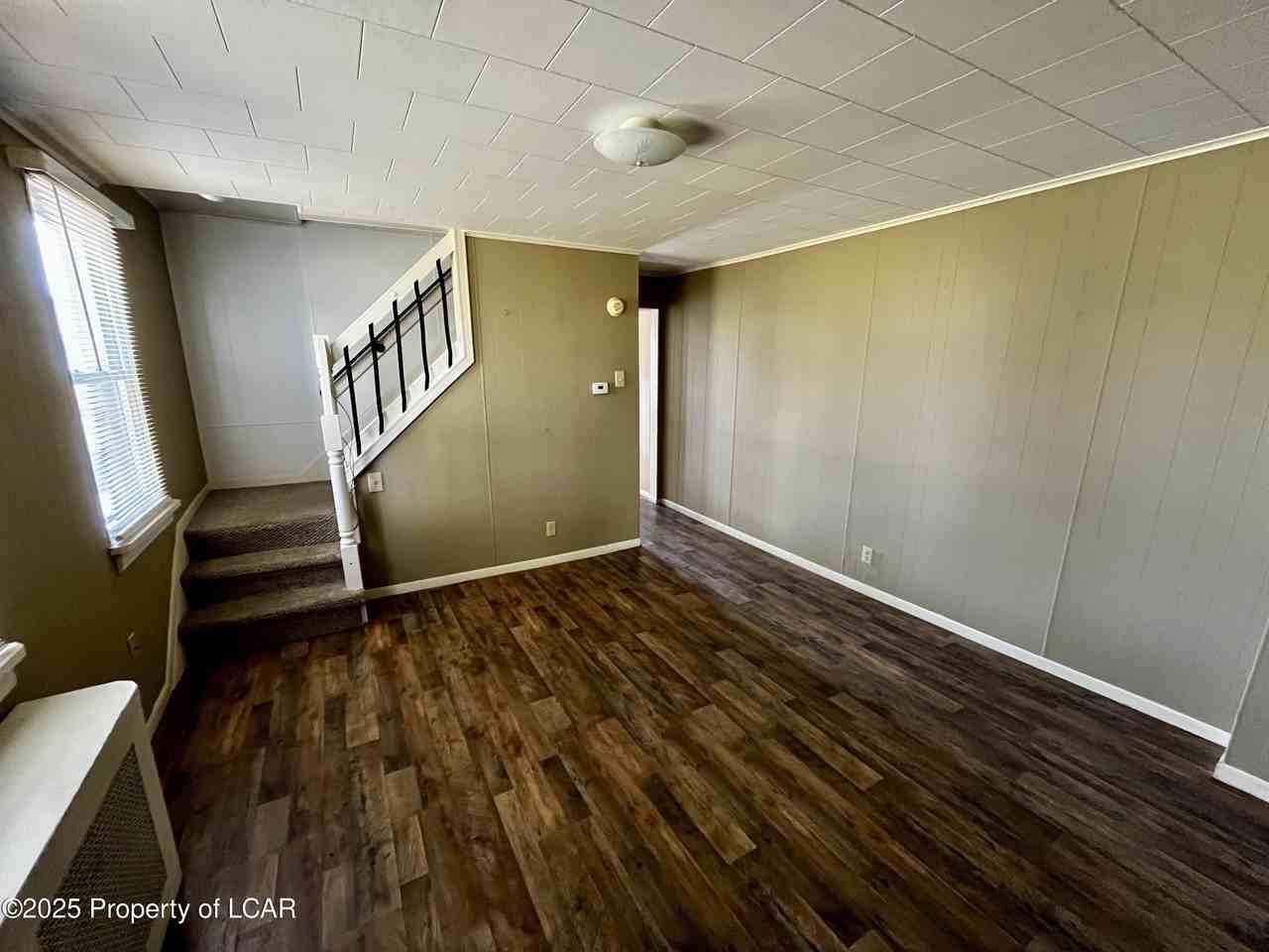 215 Noble Ln - Photo 5 of 9