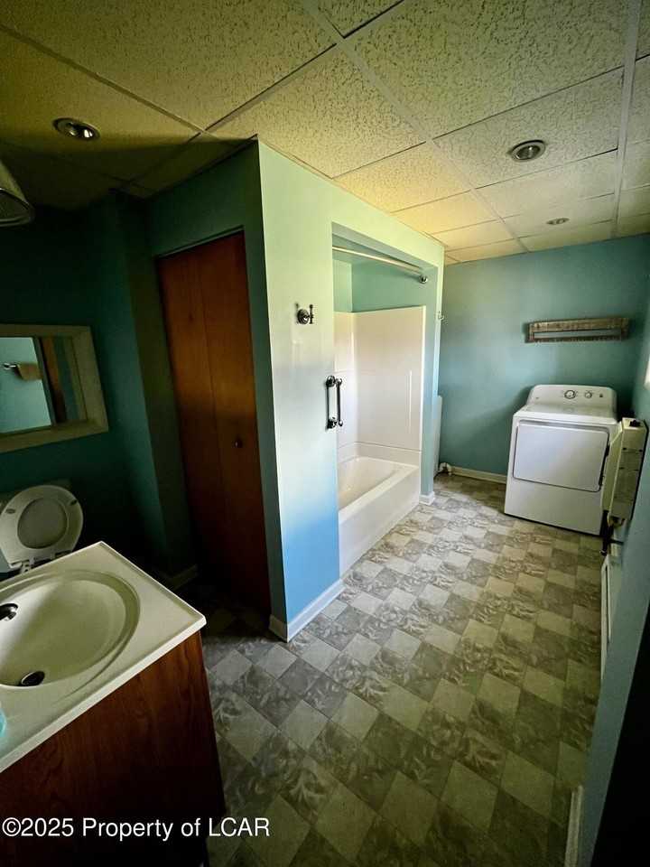 215 Noble Ln - Photo 7 of 9