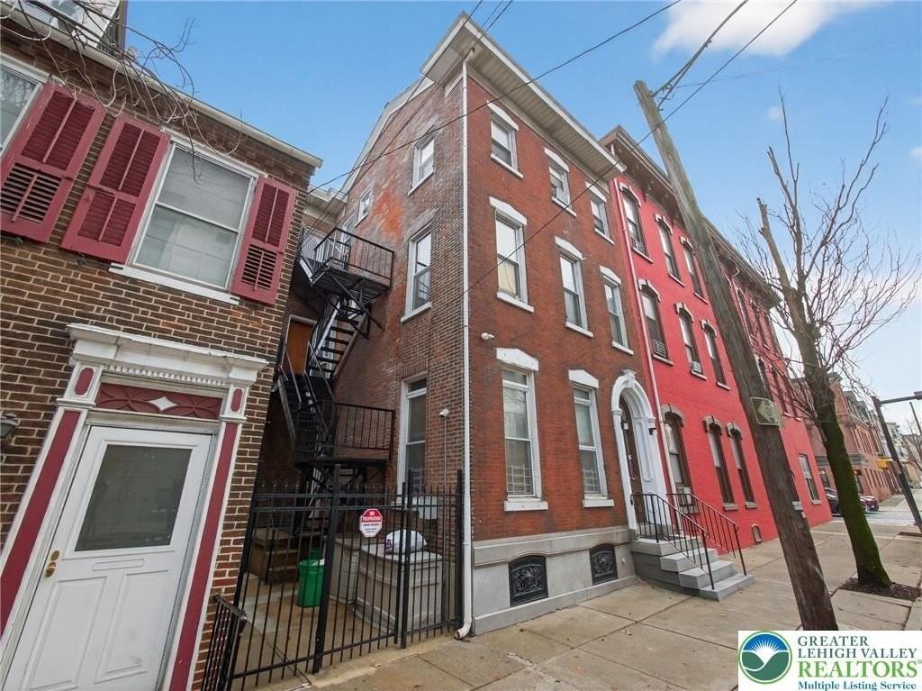 542 W Walnut St Apt 1r #1R - Photo 2 of 12