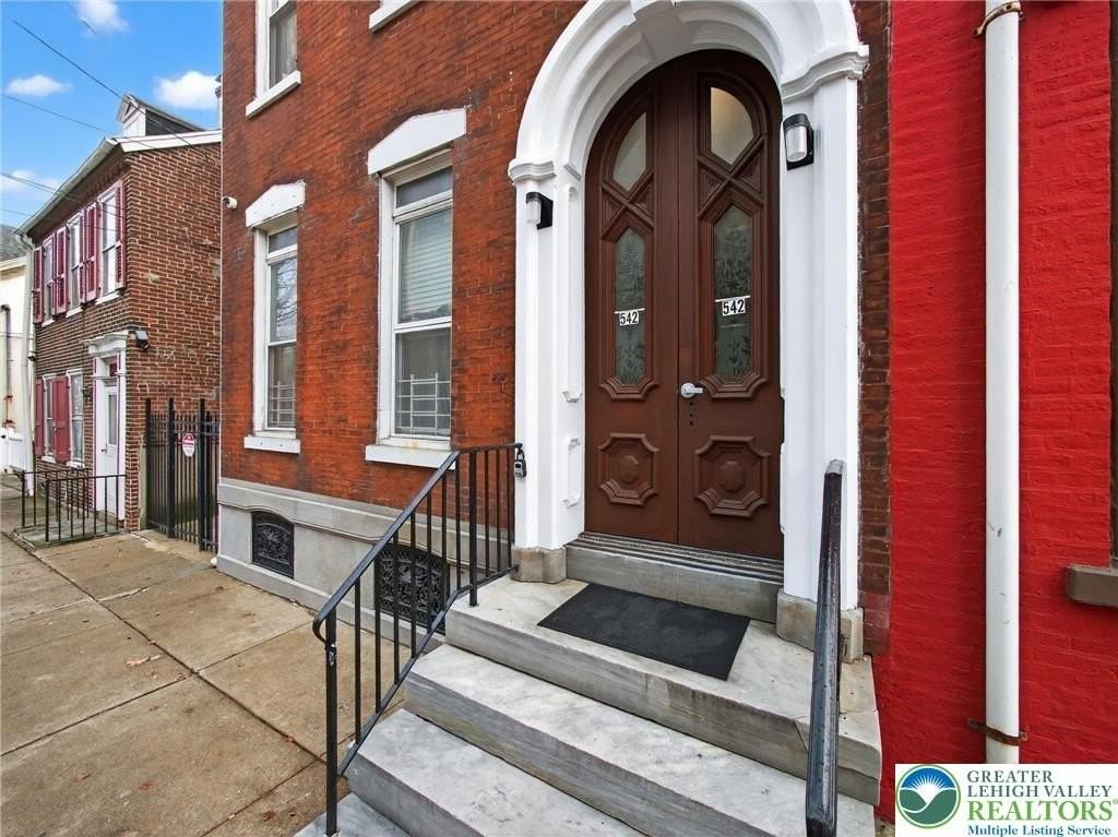 542 W Walnut St Apt 1r #1R - Photo 3 of 12