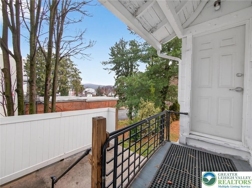 542 W Walnut St Apt 1r #1R - Photo 4 of 12