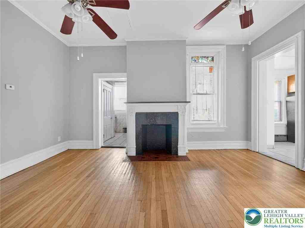 542 W Walnut St Apt 1r #1R - Photo 7 of 12