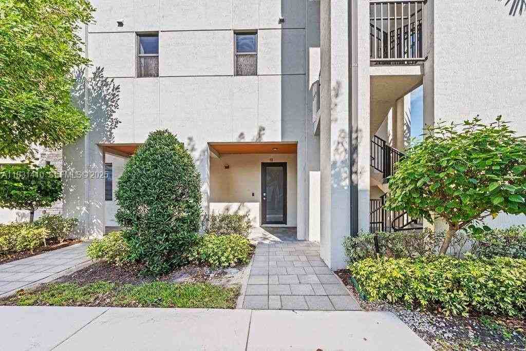 10419 Northwest 82nd Street #12 - Photo 5 of 31