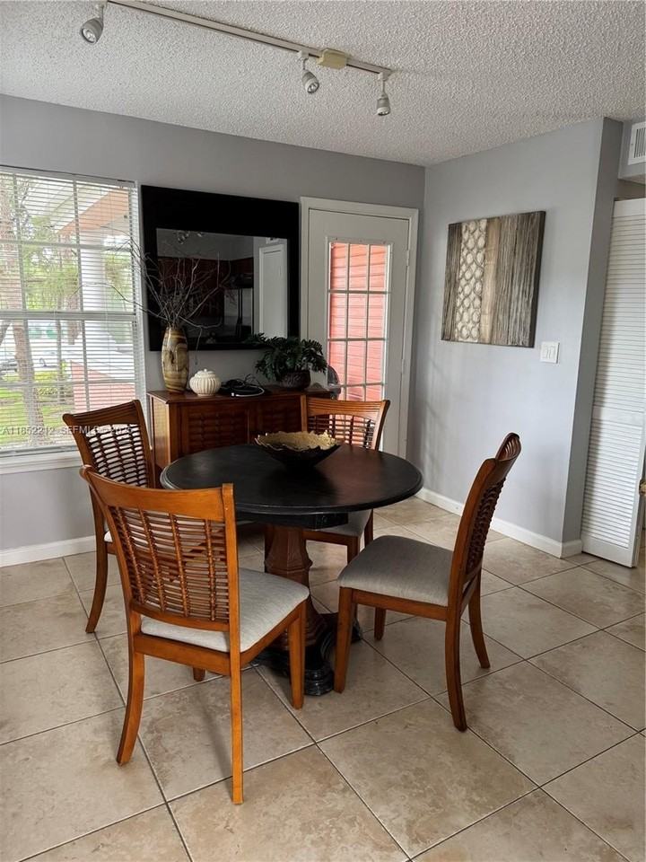 1165 Crystal Way #B - Photo 4 of 17