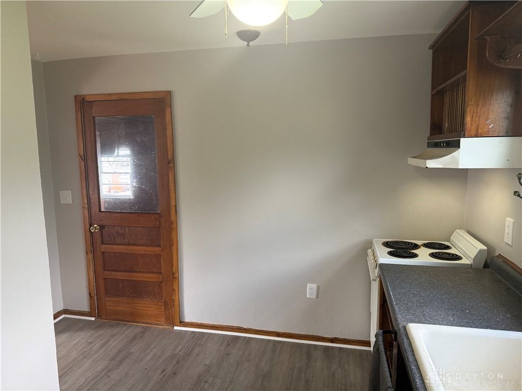 1033 Victoria Avenue - Photo 4 of 11