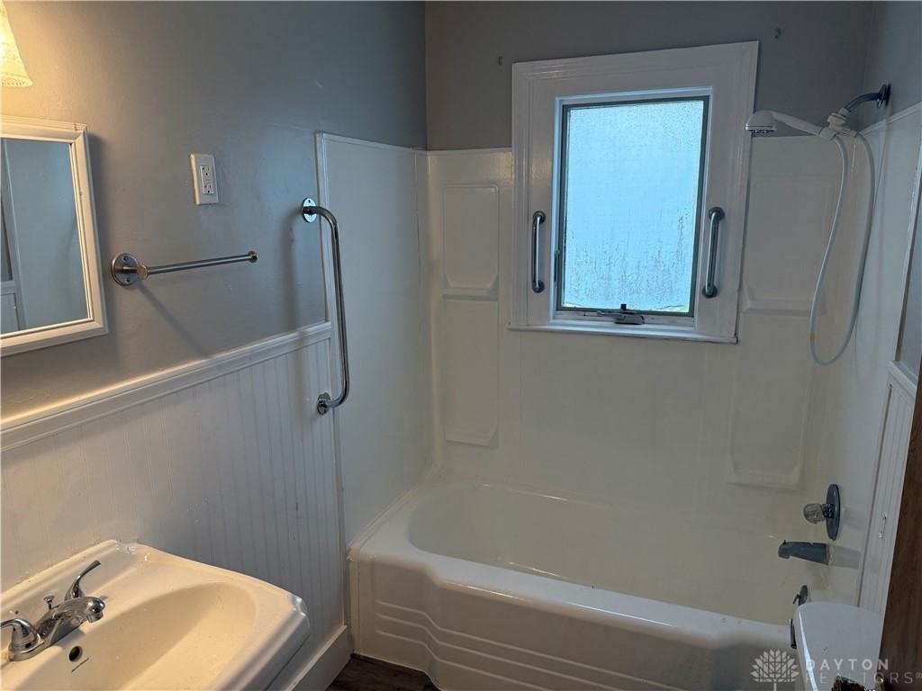 1033 Victoria Avenue - Photo 5 of 11