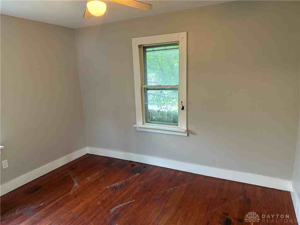 1033 Victoria Avenue - Photo 7 of 11