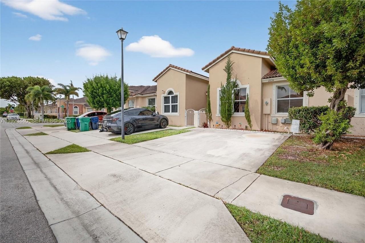 23734 Southwest 110th Place - Photo 3 of 47