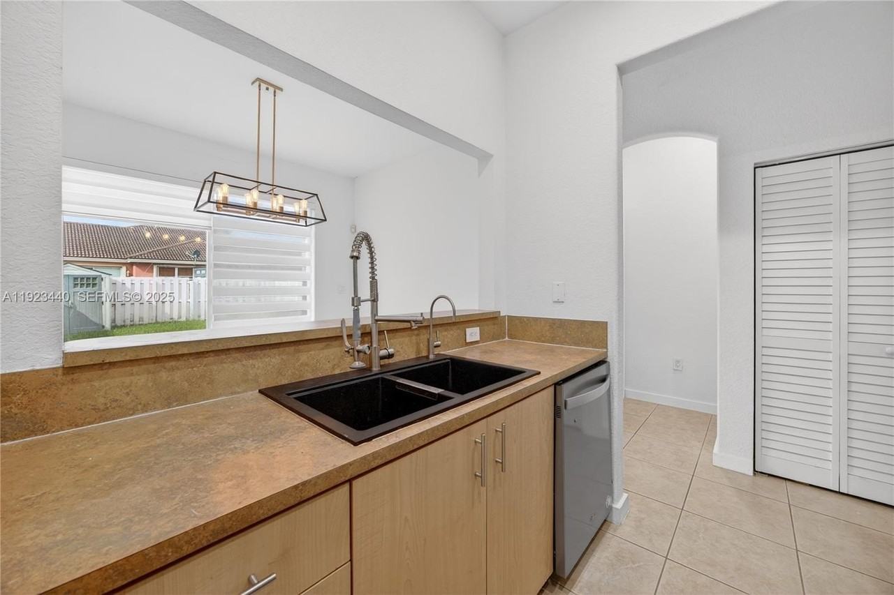 23734 Southwest 110th Place - Photo 7 of 47