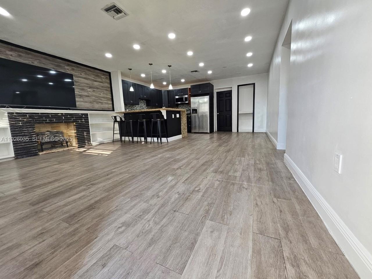 19601 Ne Miami Ct - Photo 3 of 27