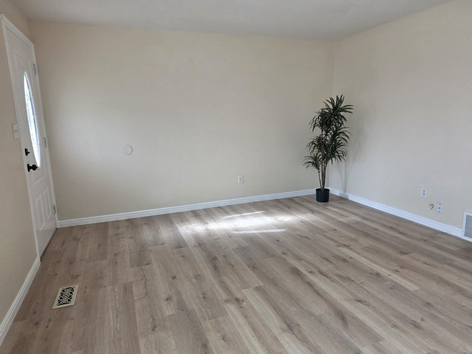 3264 West 4700 South - Photo 5 of 31