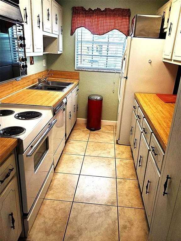 1152 Circle Dr #D - Photo 2 of 17