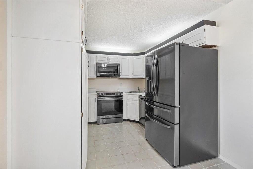 13770 Oneida Dr - Photo 3 of 39