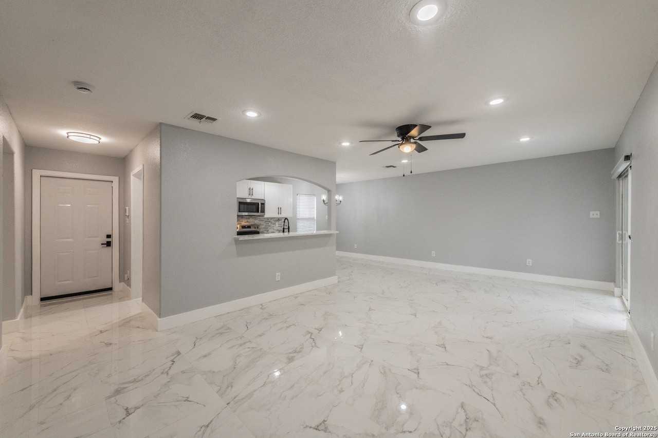 112 N Meadow St - Photo 3 of 24