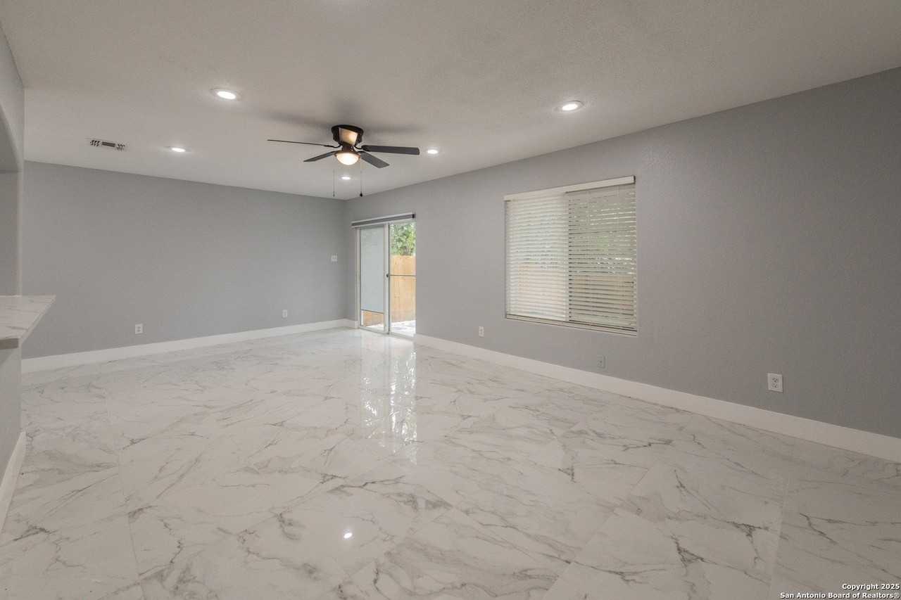 112 N Meadow St - Photo 4 of 24