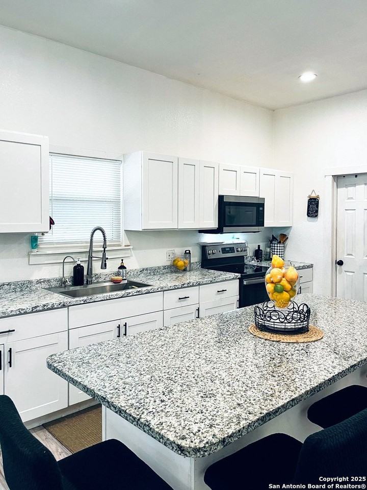 120 120 TOWN VIEW LN - Photo 2 of 5