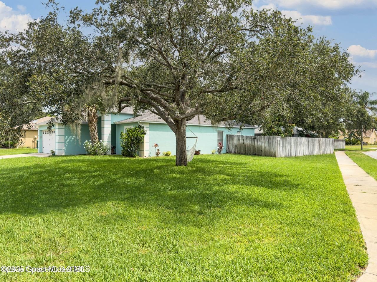 2001 Sierra St - Photo 5 of 18