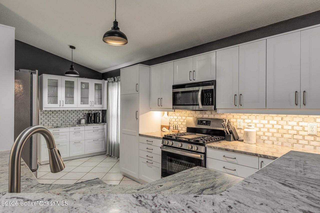 2001 Sierra St - Photo 6 of 18